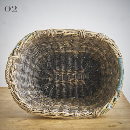 grand panier en osier.