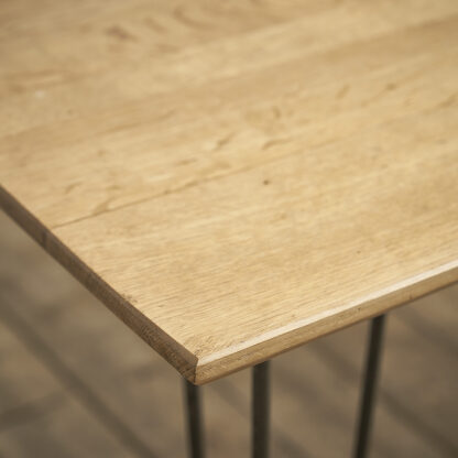 Piètement filaire en métal, table bureau