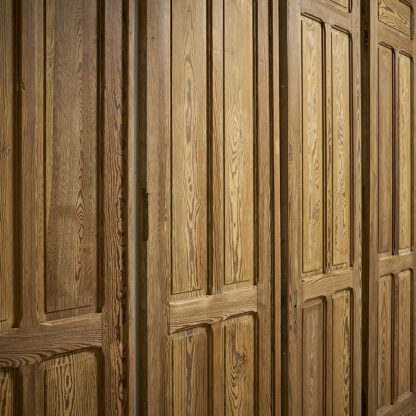 revêtement décoratif de murs ou en séparation de pièces grandes portes pitchpin