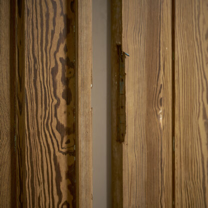 revêtement décoratif de murs ou en séparation de pièces grandes portes pitchpin