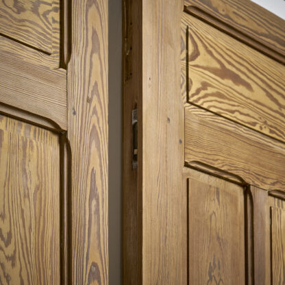 revêtement décoratif de murs ou en séparation de pièces grandes portes pitchpin