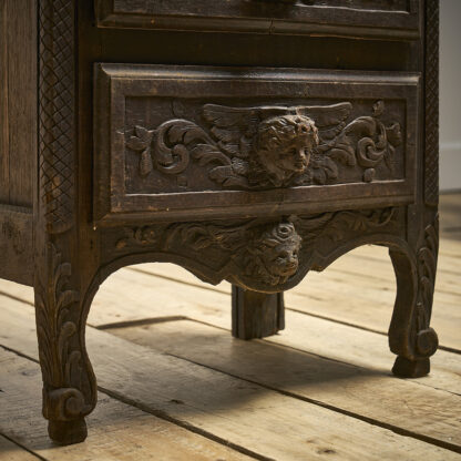style néo-gothique. vitrine sculptée