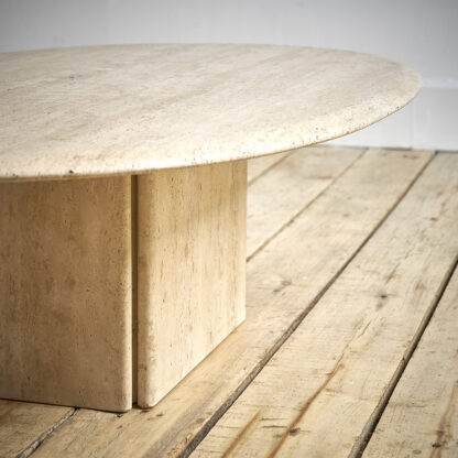 table basse Ligne Roset en travertin.