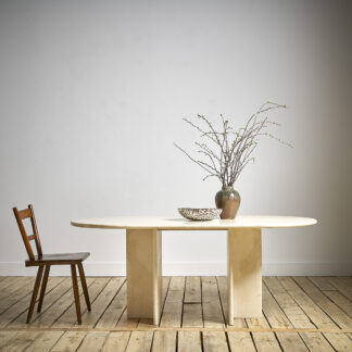 table à diner Ligne Roset en travertin.