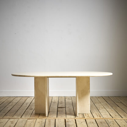 table à diner Ligne Roset en travertin.