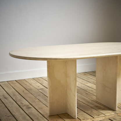 table à diner Ligne Roset en travertin.