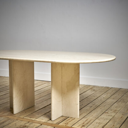 table à diner Ligne Roset en travertin.