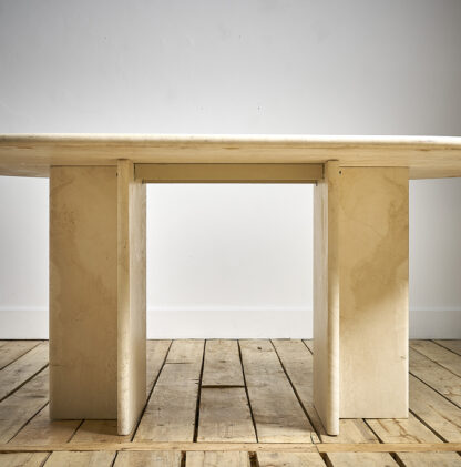 table à diner Ligne Roset en travertin.