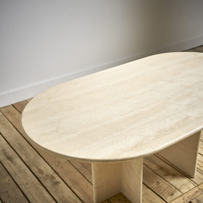 table à diner Ligne Roset en travertin.