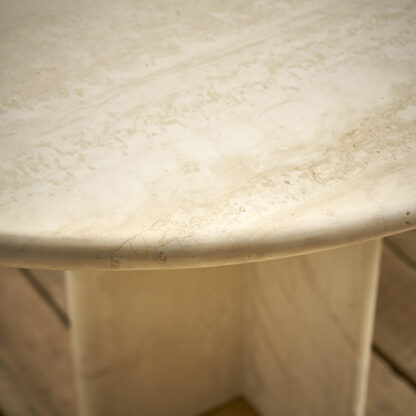 table à diner Ligne Roset en travertin.
