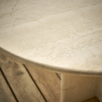 table à diner Ligne Roset en travertin.