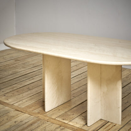 table à diner Ligne Roset en travertin.