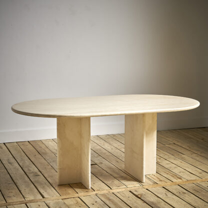 table à diner Ligne Roset en travertin.