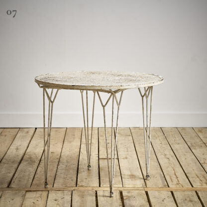 jardin des années 50-60. table trefles