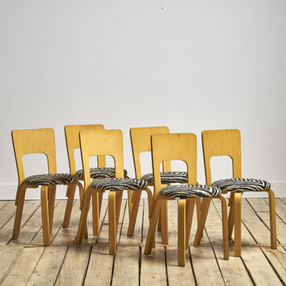 Chaises du modèle 66 d'Alvar Aalto éditée par Artek