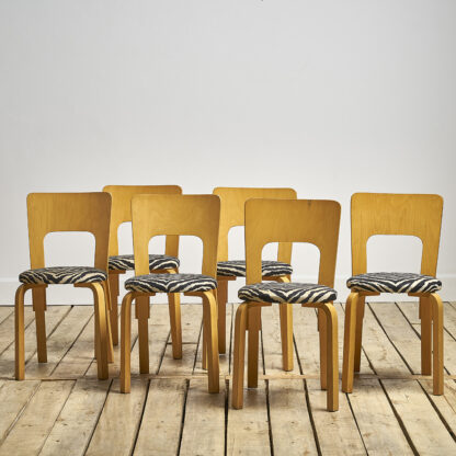 Chaises du modèle 66 d'Alvar Aalto éditée par Artek