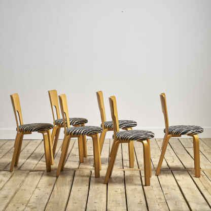 Chaises du modèle 66 d'Alvar Aalto éditée par Artek