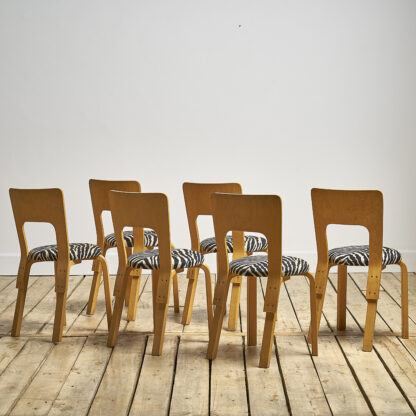 Chaises du modèle 66 d'Alvar Aalto éditée par Artek
