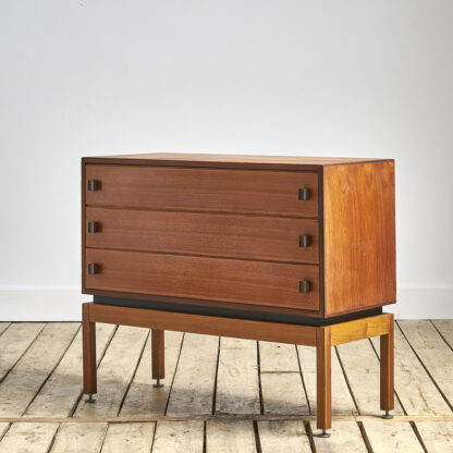 Commode moderniste