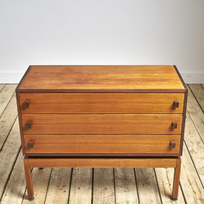 Commode moderniste