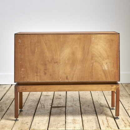 Commode moderniste