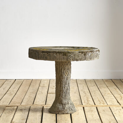 Table de jardin effet faux bois en béton. rocaille