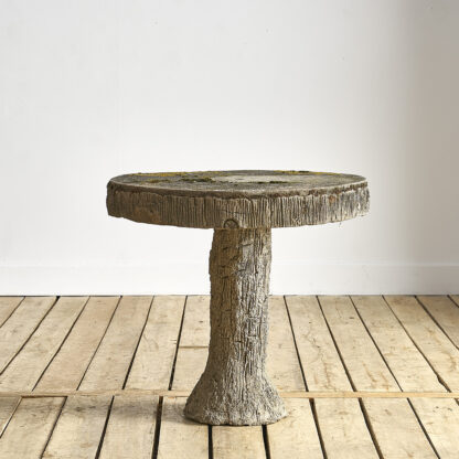 Table de jardin effet faux bois en béton. rocaille