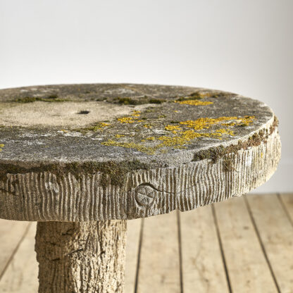 Table de jardin effet faux bois en béton. rocaille