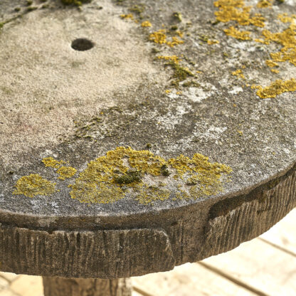 Table de jardin effet faux bois en béton. rocaille