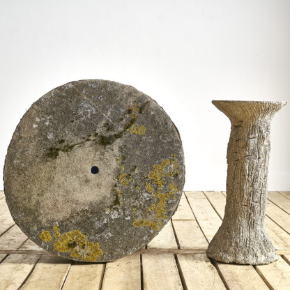 Table de jardin effet faux bois en béton. rocaille