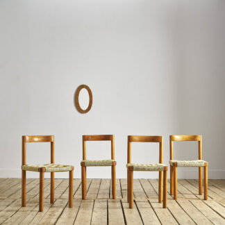Suite de 4 chaises de salle à manger, vers 1970.

