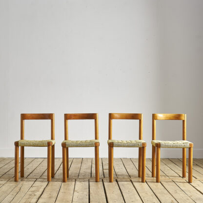 Suite de 4 chaises de salle à manger, vers 1970.