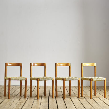 Suite de 4 chaises de salle à manger, vers 1970.