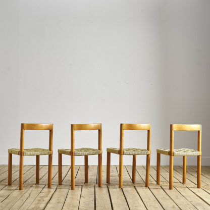 Suite de 4 chaises de salle à manger, vers 1970.