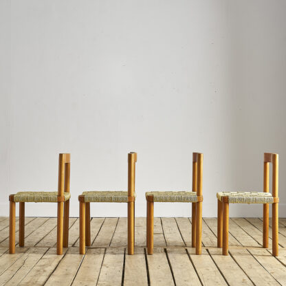 Suite de 4 chaises de salle à manger, vers 1970.