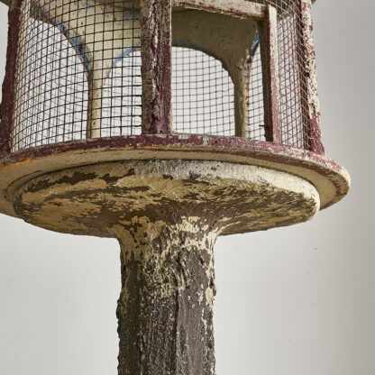 Grande volière en béton faux bois