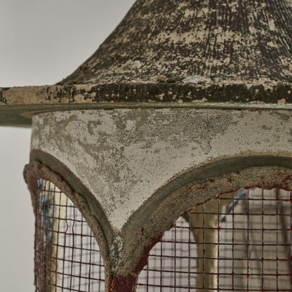 Grande volière en béton faux bois
