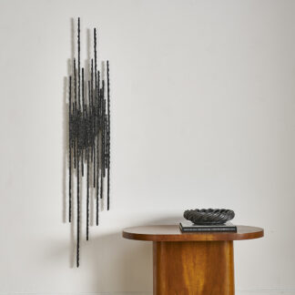 Très grande applique brutaliste, vers 1970.
Applique lumineuse en fer forgé, finition satinée.
Douille E14
Hauteur: 156cm
Largeur: 26cm
Profondeur: 4cm
