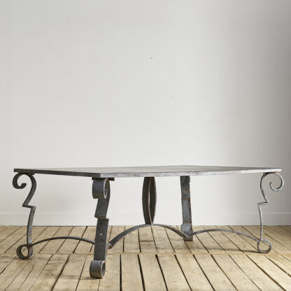 Exceptionnelle table volutes monumentale