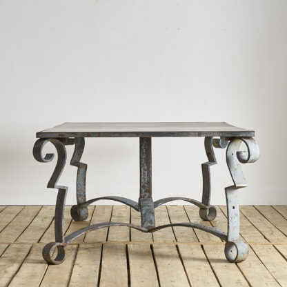 Exceptionnelle table volutes monumentale
