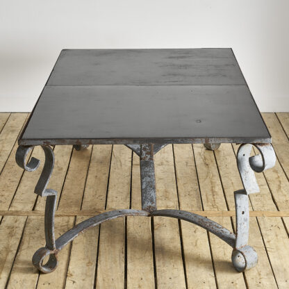 Exceptionnelle table volutes monumentale