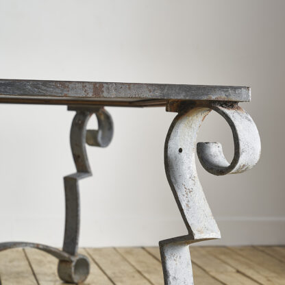 Exceptionnelle table volutes monumentale