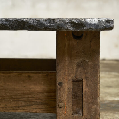 table primitive pierre bleue