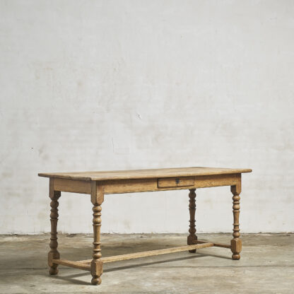 Table de ferme en chêne, début XXème. Pieds tournés,