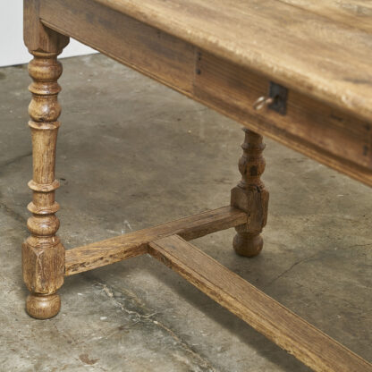 Table de ferme en chêne, début XXème. Pieds tournés,