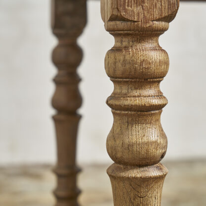 Table de ferme en chêne, début XXème. Pieds tournés,