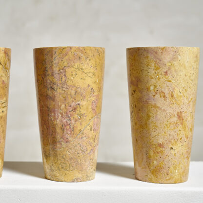 Série de 6 vases en marbre rose. H. 20 cm D. 11 cm