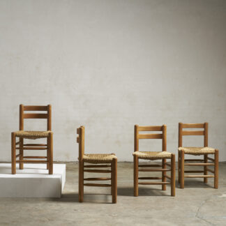Suite de 4 chaises paillées, vers 1950. pieds rondins et assises paillées