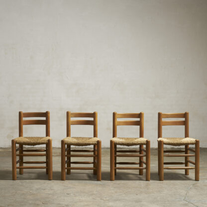 Suite de 4 chaises paillées, vers 1950. pieds rondins et assises paillées