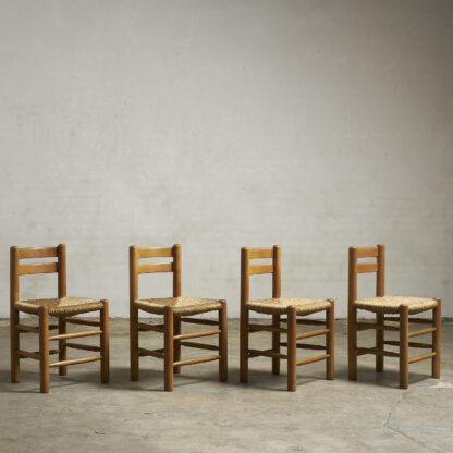 Suite de 4 chaises paillées, vers 1950. pieds rondins et assises paillées